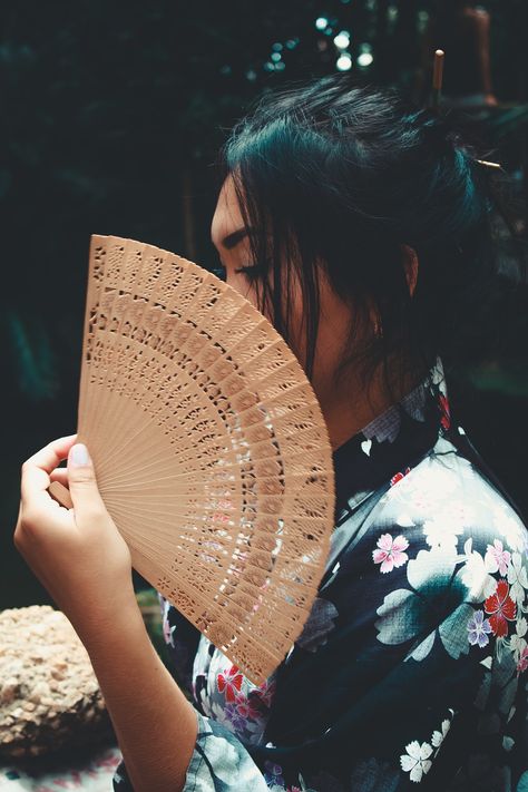 Japanese Woman Holding Brown Hand Fan Free Stock Photo Men's Portrait Photography, Poses Aesthetic, Chinese Fans, Fan Tattoo, Fan Drawing, Insta Poses, Chinese Fan, Paper Fan, Restaurant Website