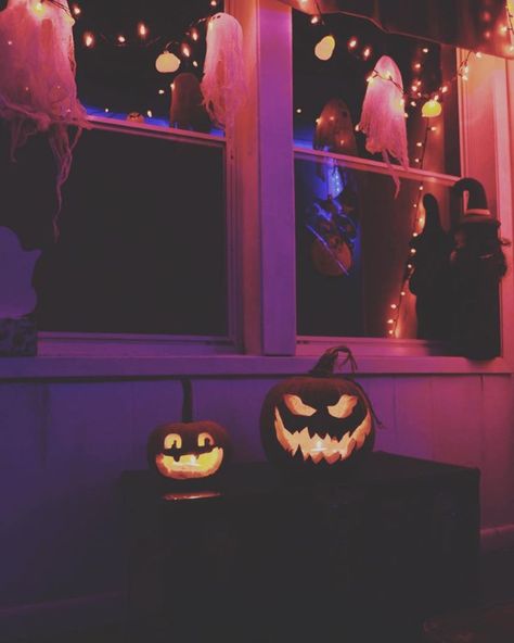 98 Days! 🎃🍂🍁 #halloweendays #halloween #house #haunted #pumpkinpatch #candlelight #cozy #fall #autumn #halloweennight #candy #fullmoon… Halloween Aesthetic Wallpaper, Halloween Desktop Wallpaper, Helloween Wallpaper, Dekorasi Halloween, Photo Halloween, Halloween Decor Diy, Carved Pumpkins, Image Halloween, Diy Halloween Decor