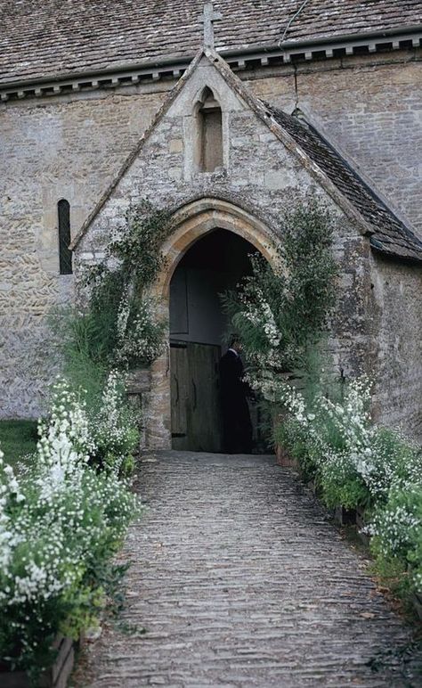 Classic English Wedding, Wedding Vogue, Vogue Bride, Church Wedding Flowers, Meghan Markle Wedding, 8mm Film, London Bride, Cotswolds Wedding, Church Flowers