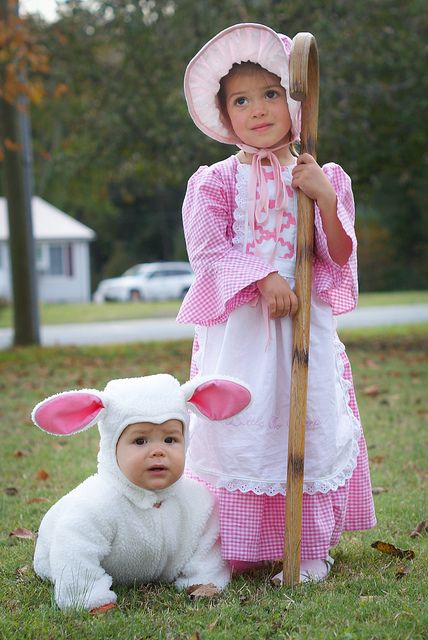 Mary had a little lamb costume. This is what Rachel and Kyla went as 24 years ago! Brother Sister Halloween Costumes, Thanksgiving Baby Outfit Boy, Sister Halloween Costumes, Sibling Halloween Costumes, Lamb Costume, Sheep Costumes, Boy Thanksgiving Outfit, Sister Costumes, Sibling Costume