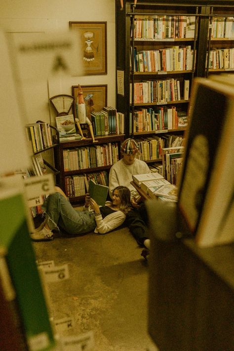 Marriage Aesthetic Couple, Bookstore Date Aesthetic, Library Couple, Bookstore Photography, Aesthetic Couple Photos, Grandfather And Granddaughter, Marriage Aesthetic, Date Photoshoot, Aesthetic Bookstore