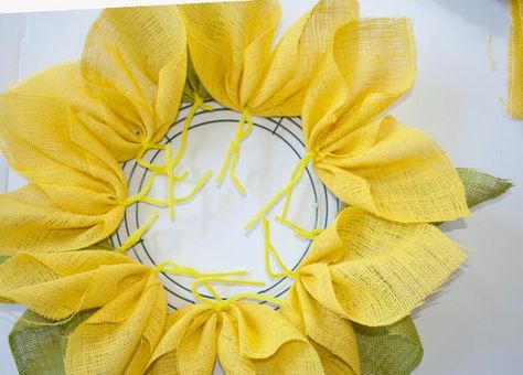 Sunflower Wreath Diy, Sunflower Burlap Wreaths, Burlap Wreath Tutorial, Burlap Flower Wreaths, Burlap Wreath Diy, Mesh Wreath Tutorial, Burlap Projects, Mesh Wreath Diy, Deco Wreaths