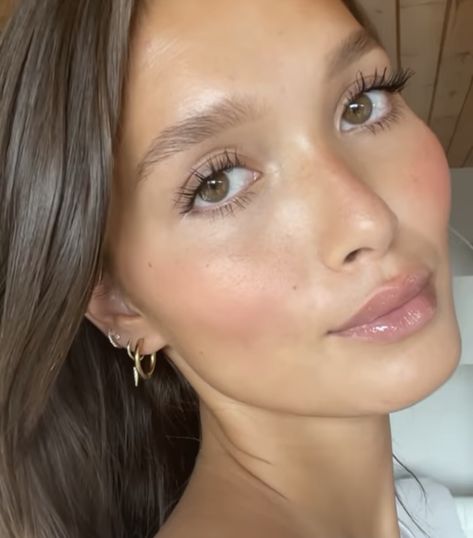 Clean Girl Makeup Look, Clean Girl Look, Glowy Makeup Look, Aesthetic Wellness, Clean Girl Makeup, Dewy Makeup Look, Gucci Clothes, Formal Makeup, Dewy Makeup