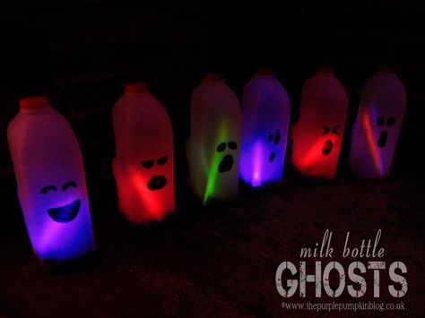 Milk Bottle Craft, Easy Decorations, Family Halloween Party, Purple Pumpkin, Easy Halloween Decorations, Easy Halloween Crafts, Diy Halloween Projects, October Halloween, Milk Bottles