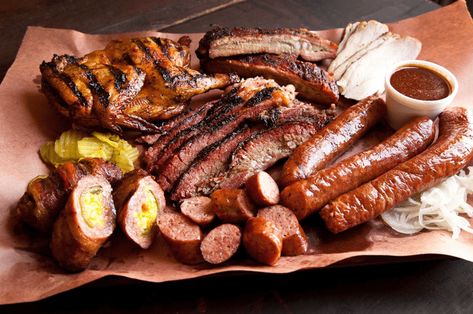 10 Historic Texas Barbecue Destinations You Need to Try Bbq Platter, Texas Barbecue, Texas Food, Texas Bbq, Barbecue Restaurant, State Foods, Smoked Food Recipes, Bbq Recipes, Food Cravings