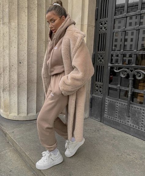 Beige Teddy Coat Outfit, Teddy Coat Outfit Winter, Womens Tracksuit Outfit, Blazer Smart Casual, Model Mouth, Beige Coat Outfit, Tracksuit Outfit Women, Casual Women Outfits, Teddy Coat Outfit