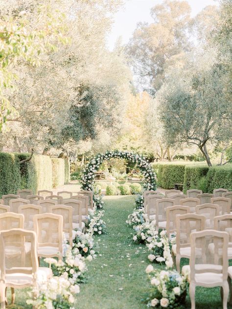 Modern Aisle Decorations Wedding, Intimate Garden Wedding Ideas, Minimalist Garden Wedding Ceremony, Garden Wedding Minimalist, Garden Romantic Wedding, Intimate Garden Wedding Ceremony, Outdoor Garden Wedding Ideas, Garden Vibe Wedding, Outdoor Garden Wedding Ceremony