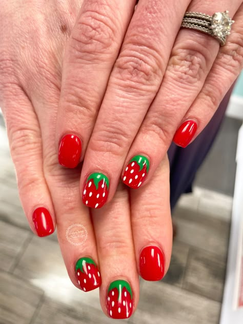 Nail Art Designs Strawberry, Summer Gel Nails Ideas Short Almond, Strawberry Manicure Nails, Strawberry Nails Designs Simple, Nails With Strawberry Design, Simple Fruit Nail Designs, Strawberry Nail Art Design, Easy Strawberry Nails, Cute Fruit Nail Designs