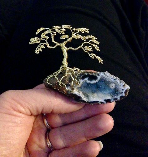 Today we share a few photos from one of our subscribers of her Wire Wrapped Trees and Geodes. Drátěná Socha, Wire Bonsai Tree, Bonsai Wire, Wire Bonsai, Copper Wire Art, Wire Art Sculpture, Wire Tree Sculpture, Wire Trees, Bijoux Fil Aluminium