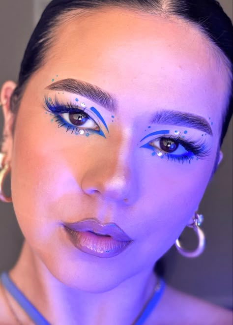 Blue Graphic Eye Makeup, Blue Graphic Makeup, Make Up Azul, Blue Festival Makeup, Blue Graphic Liner, Makeup Ojos, Blue Liner, Carnival Makeup, Makeup Icons