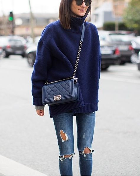 winter outfits, turtleneck sweater and jeans, oversized sweater, navy sweater Look Boho Chic, Jeans Trend, Cool Winter, Mode Boho, Bohol, Mode Casual, Gigi Hadid, Inspiration Mode, Fashion Mode