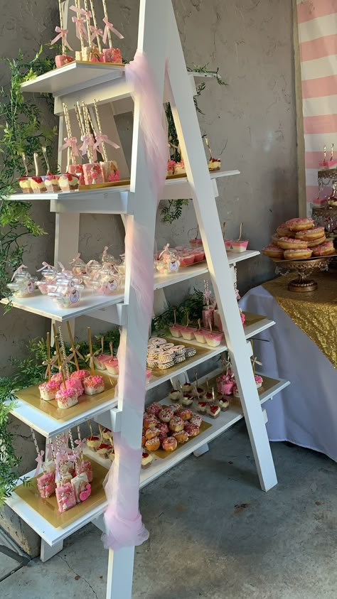 Dessert Stands Display, Diy Candy Bar Stand, Salon Snack Bar, Candy Stand For Birthday Party, Treat Display Ideas, Treat Stand Display, Candy Bars Ideas For Parties, Diy Treat Table, Pastel Candy Bar Ideas