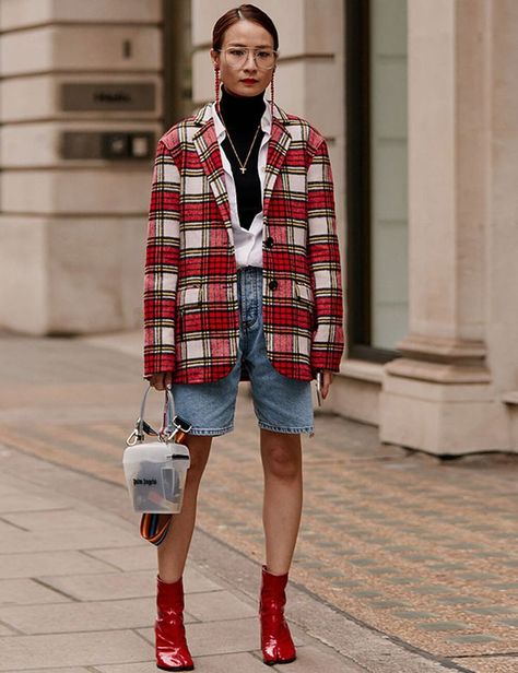 Red Booties, Estilo Punk, Red Boots, Looks Street Style, Fashion Weeks, Carrie Bradshaw, Street Style Inspiration, Mode Inspo, Blazer Outfits