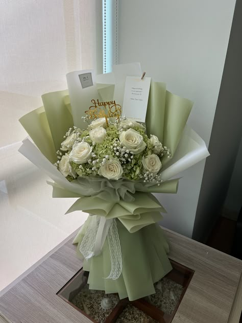 Mix Bouquet Flowers, Bouquet Of Flowers For Graduation, Flower Bucket Bouquets, Bouqette Of Flower, Graduation Flowers Bouquet Ideas, Flower Bouquet For Him, Green Bouquet Flowers, Bouquet Wrapping Ideas, Satin Flower Bouquet