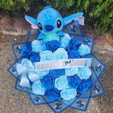 Stitch Birthday Bouquet 💙🤍💐 24 roses 🌹 DM to order 🚨 #rosaseternas #eternalroses #handmaderoses #gododgers #goblue #smallramos #smallbusiness #stitchbouquet #ramodestitch #explore #birthdaygift Stitch Bouquet, Ramo Ideas, Eternal Flowers, Fabric Flower Bouquet, Stitch Birthday, Eternal Roses, Flower Bouquet Diy, Birthday Bouquet, Ribbon Bouquet