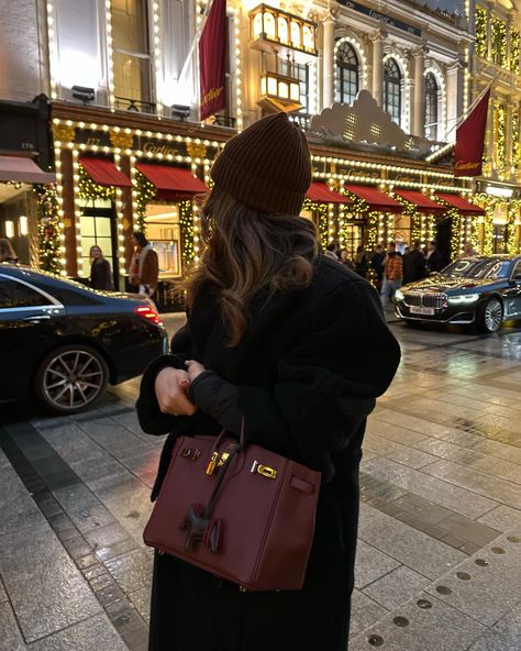 Old Money Hat, Money Hat, Paris Trip Outfits, Designer Bags Black, Burgundy Outfit, London Look, Trip Outfits, Women's Bags By Style, Brown Highlights