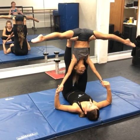 Dancing Lifts Partner, Gymnastics Partner Poses, Acro Moves For Two, Partner Acro Poses, Two People Lifts, Beginner Acro Partner Tricks, Two Ppl Yoga Poses, Acro Partner Tricks Easy, Acro Lifts 2 Person