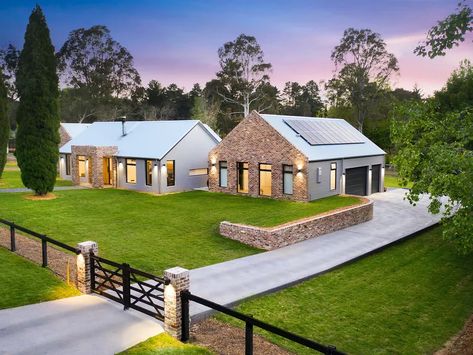 1 Holly Road, Burradoo, NSW 2576 - Property Details Farmhouse Exterior Design, Custom Front Doors, Exterior Design Ideas, Modern Barn House, Shed Homes, Barn Style House, Modern Barn, Farmhouse Exterior, Level Homes