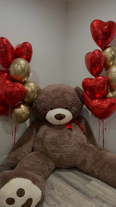 Giant Teddy Bear And Roses, Art Student Aesthetic, Happy Birthday 22, Cute Anniversary Gifts, Chocolate Covered Strawberries Bouquet, Giant Teddy Bear, Flower Gift Ideas, Boquette Flowers, Relationship Gifts