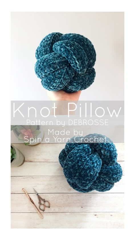 Crochet Pattern Acrylic Yarn, Crochet Ideas Acrylic Yarn, Crochet Pillow Amigurumi, Cute Crochet Pillow Ideas, Crochet Pillow Patterns Free Chunky Yarn, Large Crochet Patterns, Blanket Yarn Pillow Crochet Pattern, Bulky Yarn Crochet Ideas, Crochet Pillow Blanket Yarn