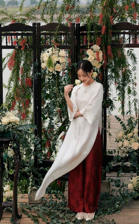 Indian Vietnamese Wedding, Aesthetic Ao Dai, Vietnamese Outfit Traditional, Ao Dai Graduation, Ao Dai Photoshoot, Ao Dai Aesthetic, Elegant Dresses Classy Chic, Vietnam Traditional Dress, Vietnamese Wedding Ao Dai