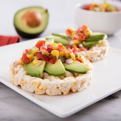 Salsa Avocado Topped Rice Cake Healthy Rice Cakes, Rice Cake Toppings, Quaker Rice Cakes, Cheddar Rice, Rice Cakes Toppings, Vanishing Oatmeal Raisin Cookies, Best Beef Jerky, Vegan Candy, Food Combos