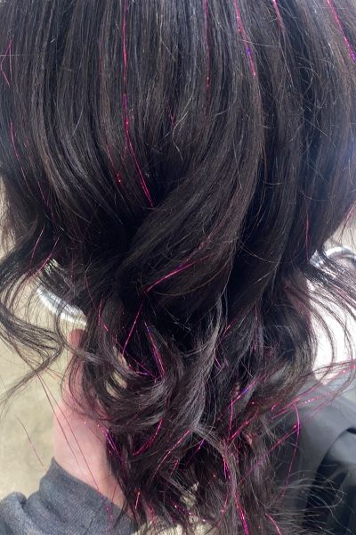 hair tinsel for summer #hair #hairtinsel #tinsel #cosmo #cosmoschool Tinsel On Dark Hair, Red Tinsel In Black Hair, Tinsel Hair Pink, Pink Tinsel In Brown Hair, Tinsel On Black Hair, Tinsel Hair Black, Dark Brown Hair With Tinsel, Red Tinsel Hair, Black Hair With Tinsel