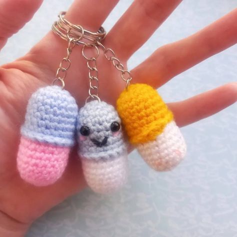 Crochet Chill Pill Free Pattern, Crochet Pill Bottle, Chill Pill Crochet Pattern, Pill Crochet, Crochet Medical, Quick And Easy Crochet Projects, Crochet Fidget, Small Crochet Gifts, Crochet Keychains