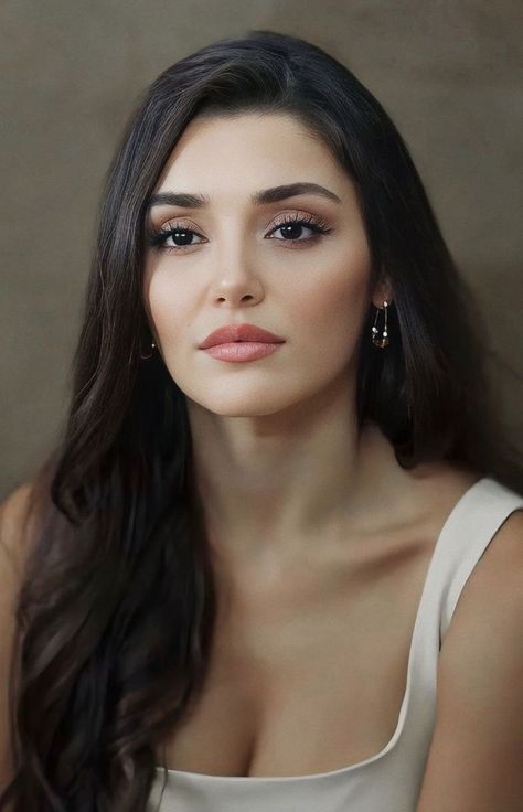 l hairstyles for long hair Actresses In Their 30s Celebrities, Hande Erçel Makeup, Photos Of Celebrities, Celebrities Before And After, Beauty Forever, My Community, Turkish Beauty, Hande Ercel, Beautiful Smile Women