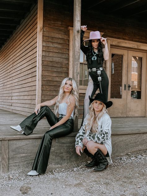 Cute Western Photoshoot Outfits, Cowgirl Friends Photoshoot, Country Band Photoshoot, Western Boutique Photoshoot Ideas, Western Boutique Photoshoot, Western Photoshoot Ideas Friends, Western Group Photoshoot, Stockyard Photoshoot, Western Photoshoot Poses