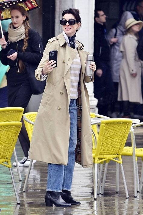 Anne Hathaway Wore the Classic Outfit Every French Girl Owns | Who What Wear Anne Hathaway Style, Parisian Outfit, French Street Fashion, Classic Outfit, Burberry Trench Coat, On A Rainy Day, French Women, Versatile Outfits, Anne Hathaway