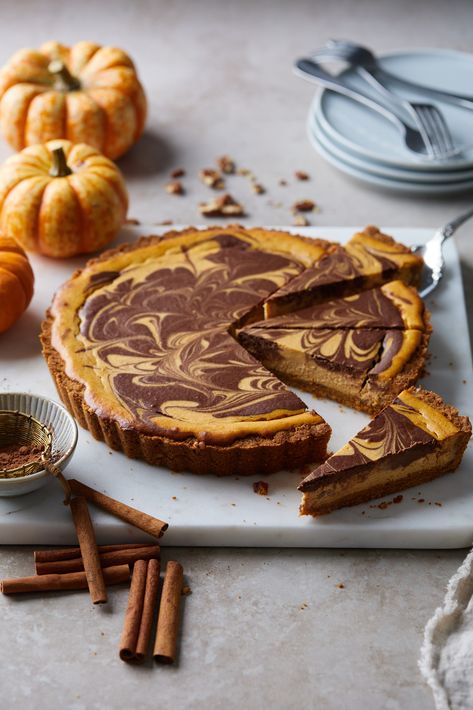 Easy Delicious Cookies, Chocolate Swirl Cheesecake, Pumpkin Tart, Chocolate Swirls, Cheesecake Pumpkin, Marbled Chocolate, Cheesecake Tart, Caramel Biscuits, Pecan Crust