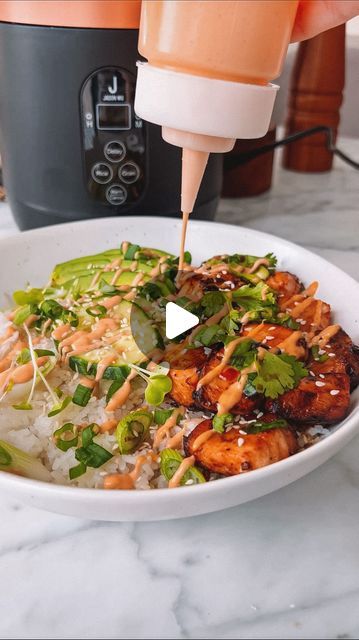 Jamie Milne on Instagram: "salmon rice bowl 🫶 follow @everything_delish for more easy recipes! 

count down to the new year is on, and I’m sharing my most viral recipe videos! I love sharing my recipes along with my journey - food & storytelling really just go hand in hand! 2022, what a year! Thank you to you all for all of your continued support - BIG things to come in 2023 🫶 love you all & remember- when you do what you love, you will succeed. recipe below, enjoy xx 
 

Spicy Salmon Rice Bowls
Serves 2

Ingredients
Serves 2

8 oz salmon
1 cup rice
1 avocado, sliced
1/4 cup scallions, chopped
1/3 cucumber, sliced
1/4 cup soy sauce
2 tbsp honey
1 tsp chili flakes
1 tbsp rice wine vinegar
1 tbsp sesame oil
1 bunch cilantro
2 tbsp sesame seeds
Salt & pepper
Spicy Mayo
1/2 mayo
1/4 cup srir Salmon Rice Bowl Recipes Tiktok, Salmon Bowl Sauce, Salmon Avocado Rice Bowl, Avacado Rice, Salmon Rice Bowl Recipes, Salmon Bowls Healthy, Salmon Avacado, Salmon Bowl Recipe, Salmon Bowls