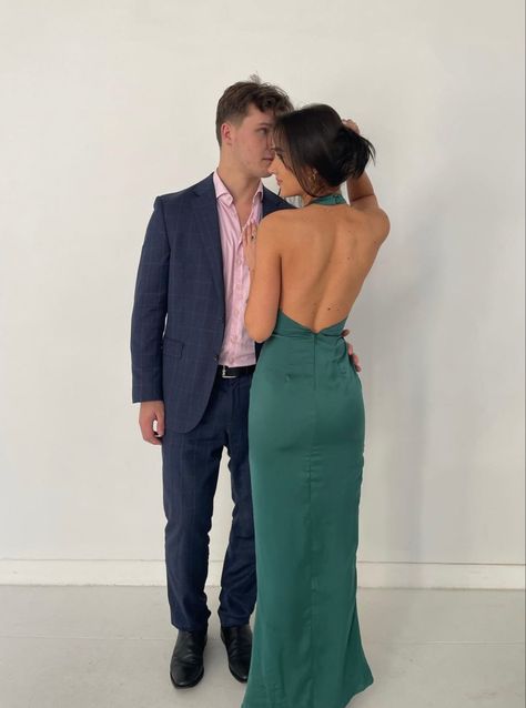 Relationship Cute, Couple Pose Ideas, Prom Picture Poses, Prom Couples, Prom Poses, Couple Poses Reference, Low Back Dresses, Low Cut Dresses, Anniversary Photoshoot