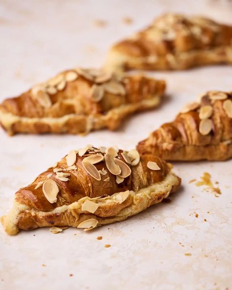 This easy almond croissant recipe makes flaky pastries that are French bakery style. Using leftover croissants and my frangipane recipe as a homemade almond paste filling. This easy weekend breakfast recipe is ready in just 30 minutes. Tasty baking recipes like this French almond croissant recipe. Pioneer Woman Almond Cream Croissants, Pioneer Woman Chocolate Almond Croissant, Almond Frangipane Croissant, Easy Almond Croissant, Almond Croissant Recipe, Frangipane Recipe, Leftover Croissants, Almond Paste Filling, Weekend Breakfast Recipes