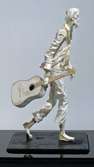 Paper Sculpture Street Musician, 3d Figures, Drawing Course, Sculptures Céramiques, Paper Mache Art, Paper Mache Sculpture, Art Degree, Paper Glue, Bachelor Of Fine Arts