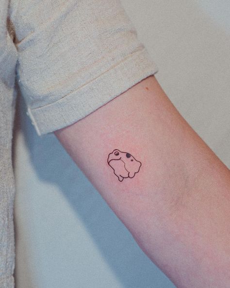 𝘽𝙤𝙣𝙜𝙠𝙚𝙚 on Instagram: “✨Tiny Jinro toad✨ . . . #jinro #toadtattoo #smalltattooideas #simpletattoos #cutetattoos #tinytattoos #ignorantstyletattoo #tttismasia…” Frog Tattoo Ideas, Small Bee Tattoo, Rib Tattoos For Women, Frog Tattoo, Elements Tattoo, Sick Tattoo, Frog Tattoos, Creepy Tattoos, Cute Little Tattoos