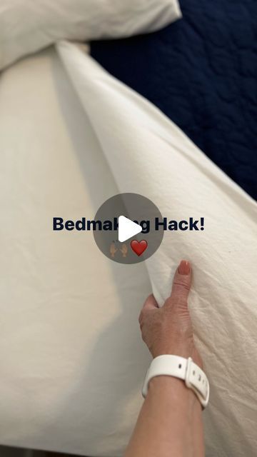 How To Make Your Bed Look Luxurious, Bed Making Ideas Tutorials, How To Put On A Duvet Cover Easy, How To Make Bed Look Cozy, How To Make A Comfy Bed, Duvet Cover Trick, Cute Ways To Make Your Bed, How To Make Your Bed Comfy, How To Make A Bed Like A Hotel