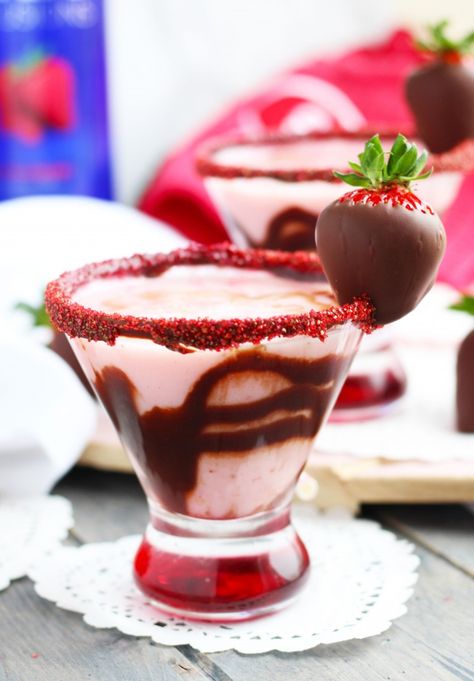 Chocolate Covered Strawberry Martini | 3 Yummy Tummies Cool Alcoholic Drinks, Alcoholic Drinks Easy, Recipes Starbucks Drinks, Strawberry Martini, Easy Drinks To Make, Strawberry Sangria, Chocolate Vodka, Strawberry Cocktails, Blackberry Syrup