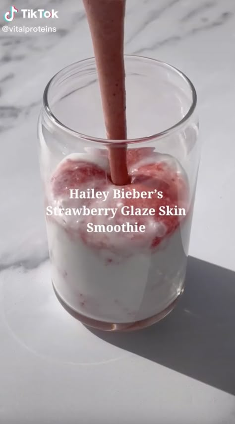 Hailey Bieber Strawberry Glaze, Strawberry Glaze Smoothie, Hailey Bieber Strawberry, Smoothie Erewhon, Glowing Skin Smoothie, Hailey Bieber Smoothie, Erewhon Smoothie, Strawberry Smoothie Recipe, Skin Smoothie