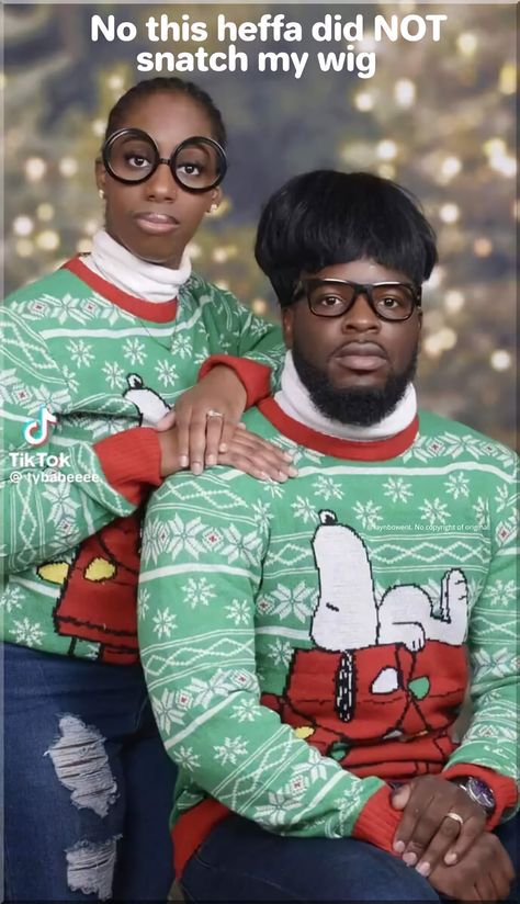 Christmas Card Pictures Couples, Awkward Family Photos Christmas, Couples Holiday Photos, Funny Couple Photos, Awkward Family Portraits, Funny Family Christmas Photos, Funny Photoshoot Ideas, Christmas Instagram Pictures, Sibling Photo Shoots