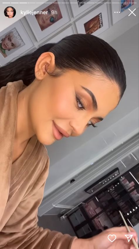 Eyeshadow eyebrows eye makeup ponytail skims bathrobe Kylie Jenner Nose, Makeup Look Glam, Kylie Cosmetics Store, Kylie Jenner Lips, Blush Eyeshadow, Kylie J, Her Makeup, Kylie Kristen Jenner, King Kylie