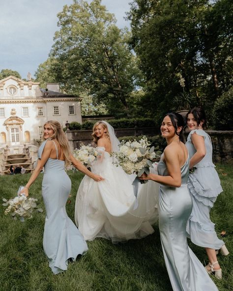 Wedding Photo Ideas Outside, Bride Photos With Bridesmaids, Bride And Wedding Party Pictures, Wedding Day Inspo Pictures, Picture Wedding Ideas, Bridal Party Of 3 Photos, Bridal Party Photos 3 Bridesmaids, Wedding Pics With Bridesmaids, Small Bridal Party Pictures