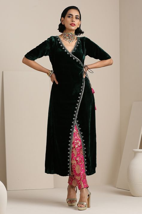 Shop for these amazing collections of Green Velvet And Pure Banarsi Brocade Lining Cotton Kurta & Pant Set For Women by Weaver Story online at Aza Fashions. Velvet Kurta Designs Women, Velvet Kurta Designs, Velvet Suits Women Indian, Banarsi Suit Design, Velvet Dress Ideas, Velvet Designer Suits, Velvet Kurta Set, Velvet Pants Outfit, Brocade Pants