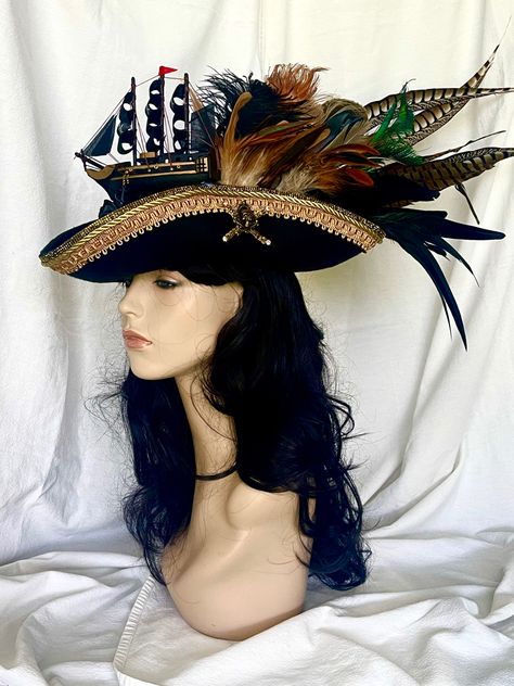 Steampunk Pirate Hat, Pirate Hats Diy, Diy Pirate Hat Women, Pirate Headpiece, Pirate Hat Diy, Diy Pirate Hat, Pirate Ship Halloween, Hat Decorating Ideas, Pirate Captain Hat