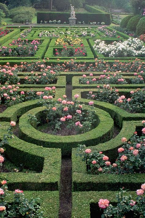 30 English Gardens To Visit - Design Ideas for English Gardens بيوت ملكية, Formal Garden Design, Boxwood Garden, English Garden Design, English Gardens, Formal Garden, Longwood Gardens, Formal Gardens, Garden Lovers