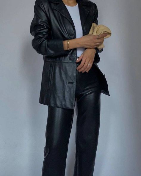 How to Style a Leather Blazer—9 Chic Looks to Try | Who What Wear UK Fitted Leather Blazer, How To Wear A Black Leather Blazer, Long Leather Blazer Outfit, Leather Blazer Outfit Winter, Leather Blazer Outfit Classy, Blazer Cuir, Faux Leather Blazer Outfit, Style A Leather Blazer, Long Leather Jacket Outfit