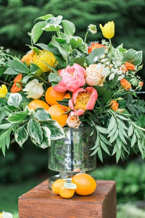 orange and pink flower and fruit arrangement Fruit Bouquet Wedding, Spring Flower Arrangements Centerpieces, Spring Wedding Centerpieces, Deco Fruit, Citrus Wedding, Spring Flower Arrangements, Fruit Arrangements, Orange Wedding, Wedding Flower Arrangements