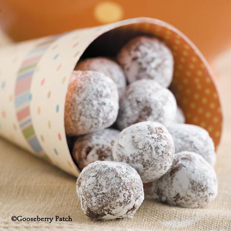 Gooseberry Patch Recipes: Christmas Crinkle Cookies from Get-Togethers with Gooseberry Patch Cookbook Christmas Crinkle Cookies, Cookie Balls Recipe, Polish Cookies, Polish Desserts, Cookie Balls, Polish Traditions, Polish Christmas, Gooseberry Patch, Cookie Ball