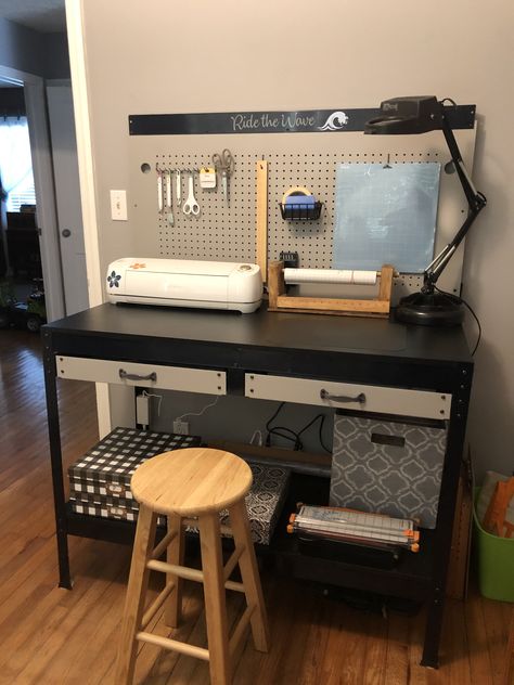 Print Shop Design, Cricut Projects Easy, Dollar Store Diy Organization, Dream Craft Room, Craft Room Design, Office Guest Room, Craft Desk, Office Crafts, Craft Room Office